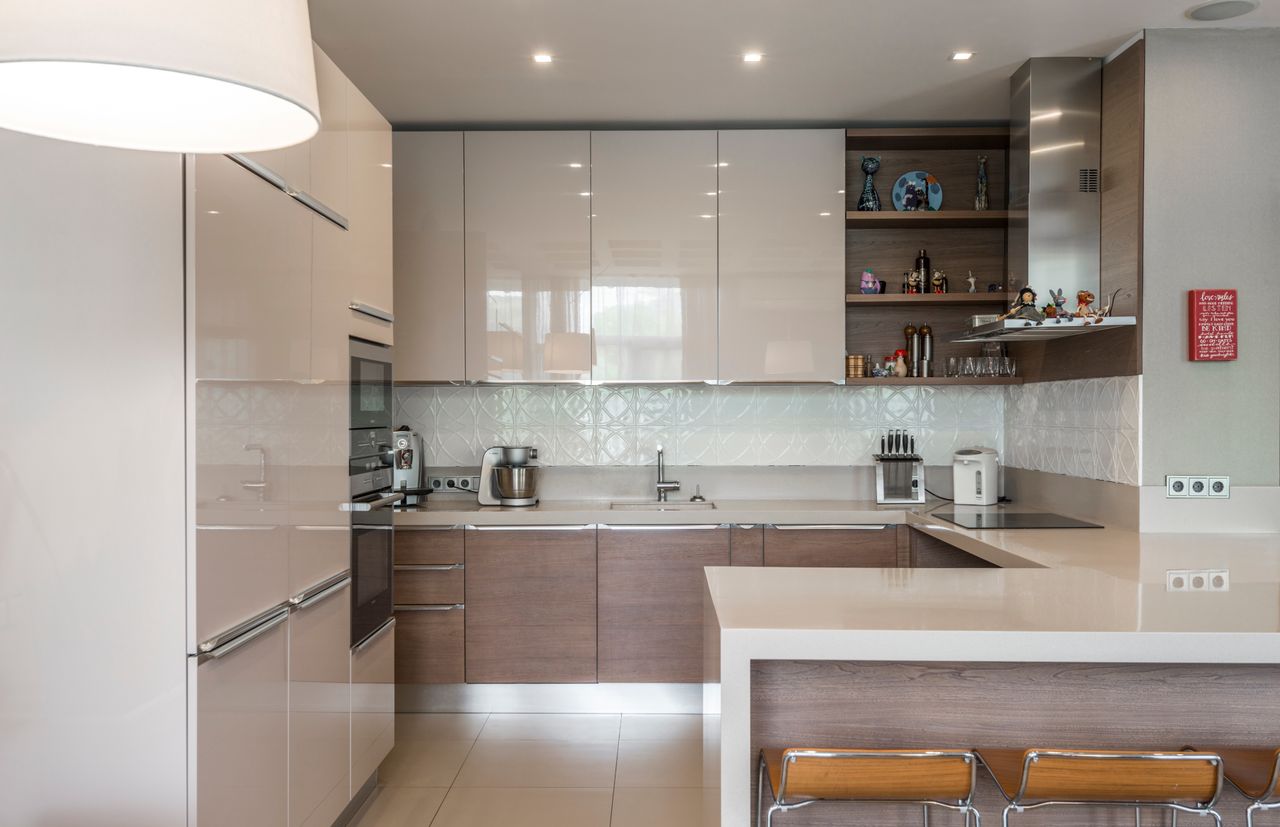 Fixations pour des meubles hauts de cuisine